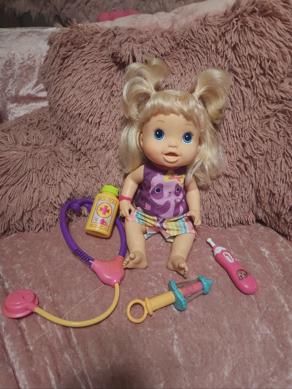 Hasbro Baby Alive Make Me Better baby doll with blonde hair 2012